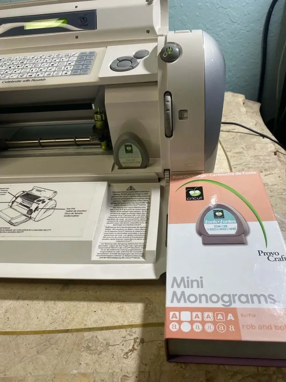 Provo Craft Cricut Personal Electronic Cutter Bundle with Carrying Tote